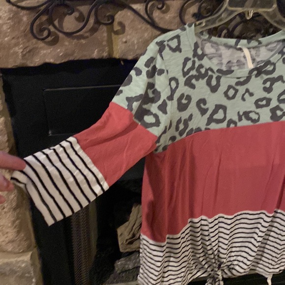 Mixed patterned cotton blend top. Lilypad brand. - Picture 2 of 6